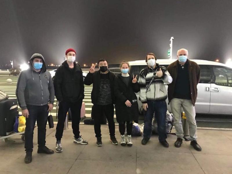 Появились первые снимки ожидающих эвакуации из Китая россиян