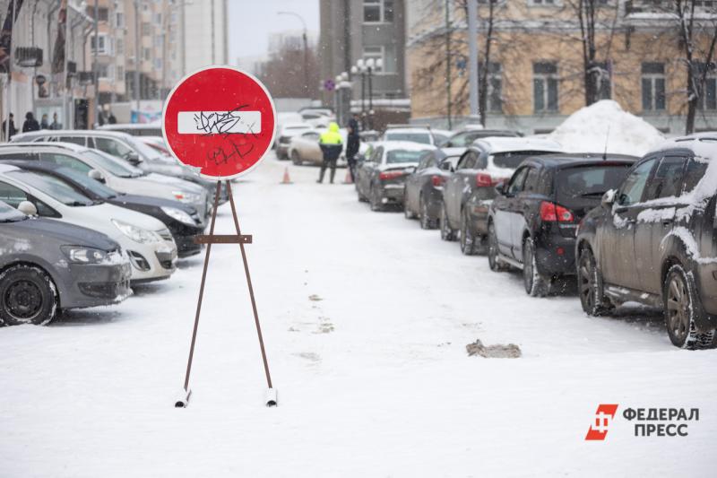 Новосибирский СК возбудил уголовное дело после падения снежной глыбы на пенсионера