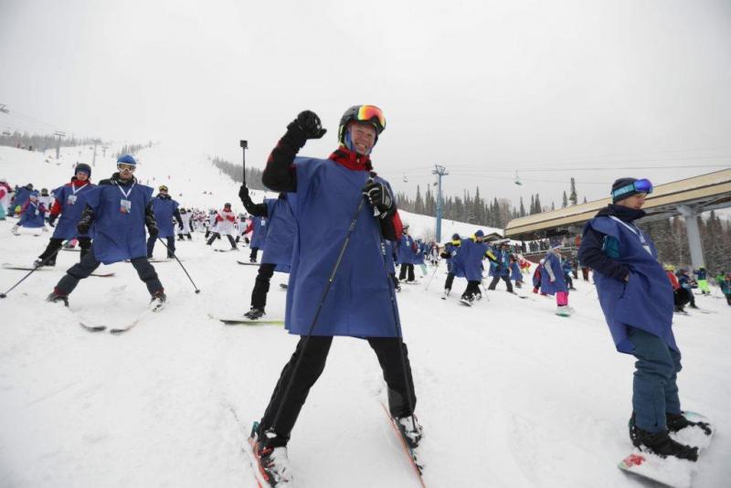 Лыжники и сноубордисты массово спустились с Зеленой в куртках цвета российского триколора