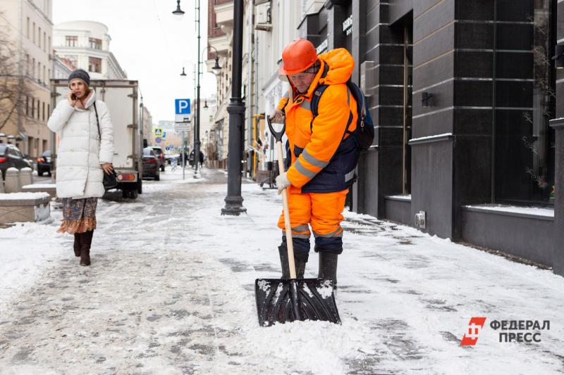 При температуре ниже 12 градусов коммунальщики не стали чистить тротуары