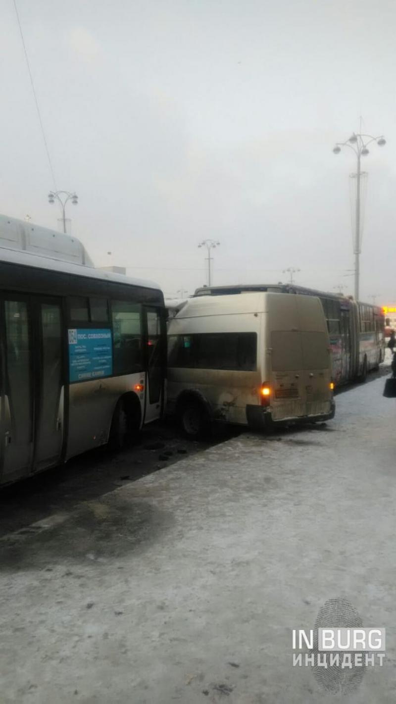 В Екатеринбурге у здания Главпочтамта автобусы с двух сторон раздавили маршрутку