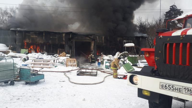 Пожарные локализовали возгорание склада с пластмассой в Екатеринбурге