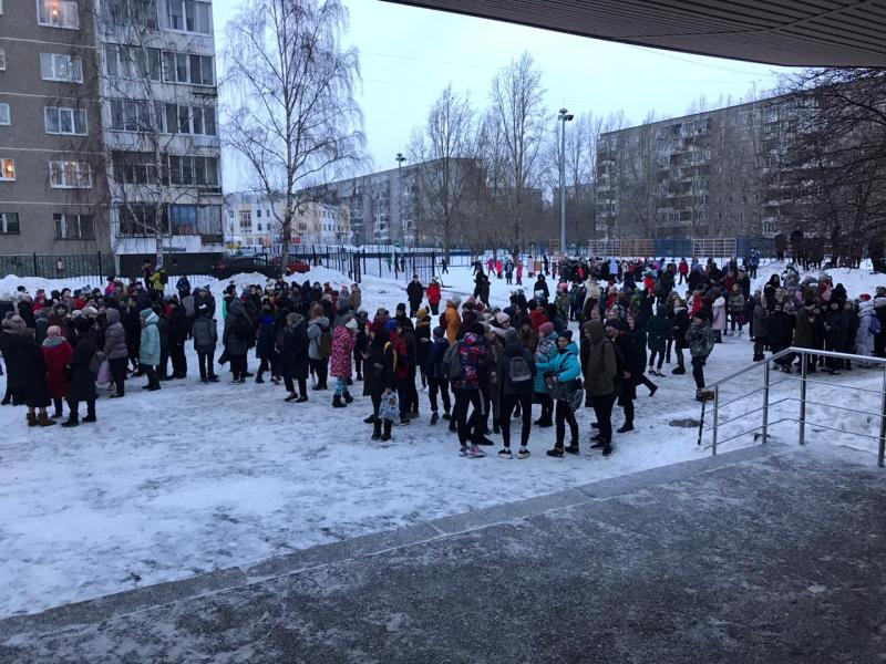Из екатеринбургской школы эвакуировали тысячу человек