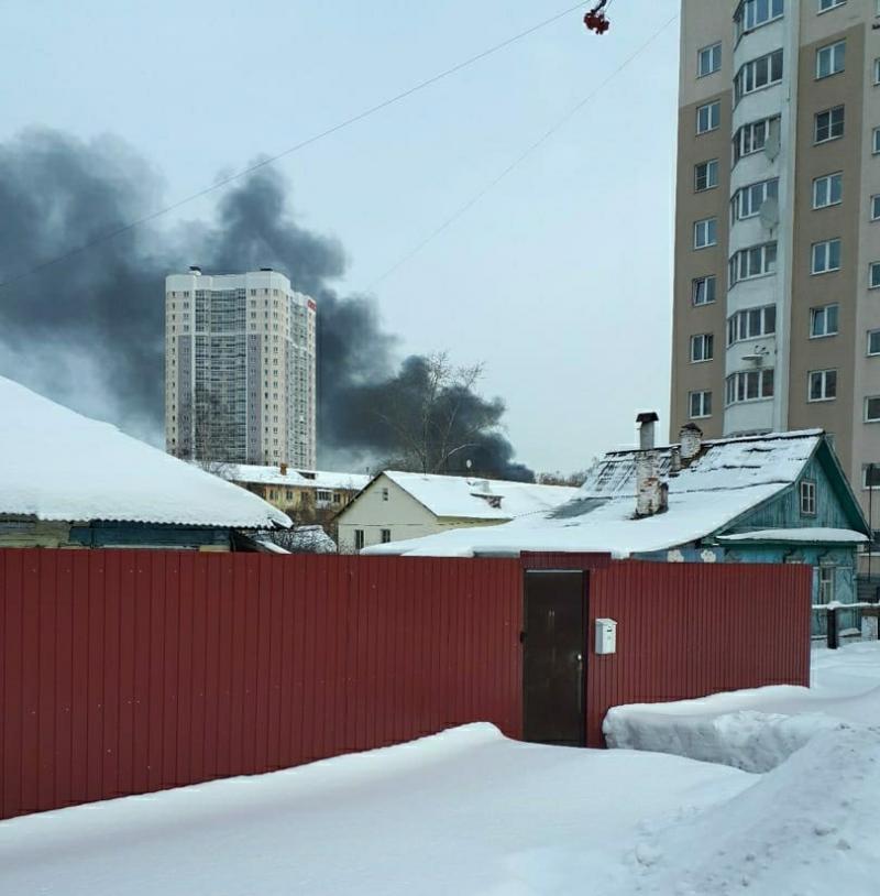В Екатеринбурге пожарные устранили угрозу взрыва на горящем складе