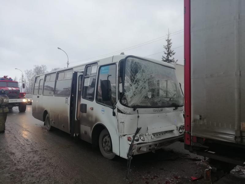 В Свердловской области выясняют обстоятельства ДТП с пятью пострадавшими