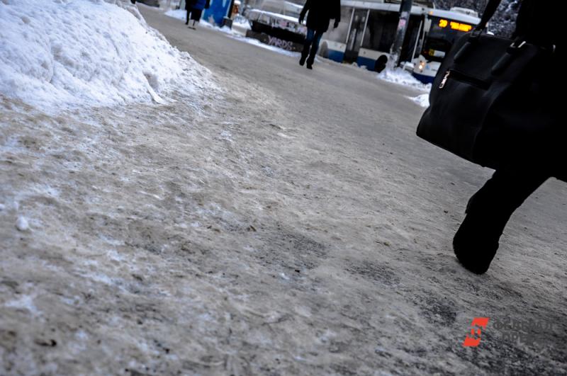 Из-за оттепели и морозов на тротуарах образовался лед