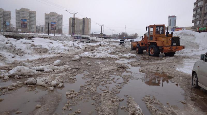 Вода затопила улицу в районе дорожной развязки с Павловским трактом