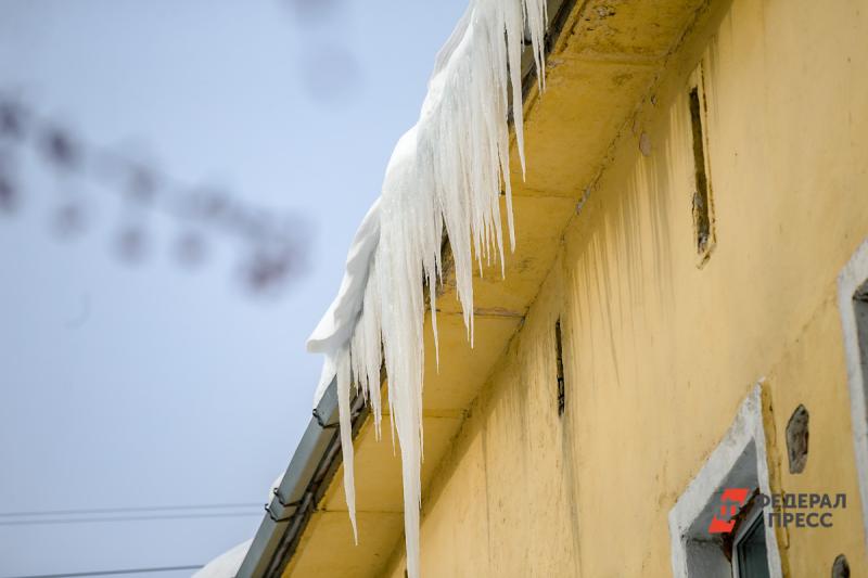 Из-за угрозы обрушения неочищенного снега и наледи с крыш домов могли пострадать люди
