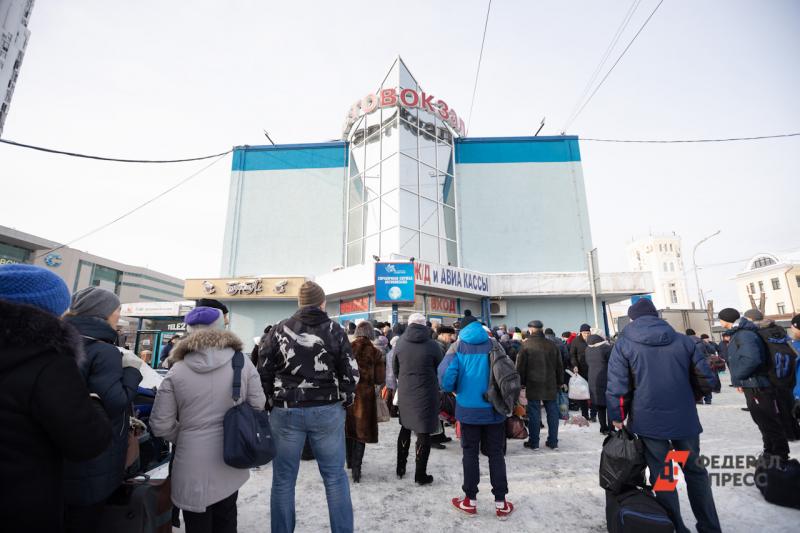 На Северном и Южном автовокзалах в Екатеринбурге дезинфицируют автобусы и залы ожидания