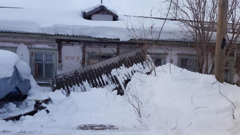 На Ямале падают козырьки аварийных «деревяшек»