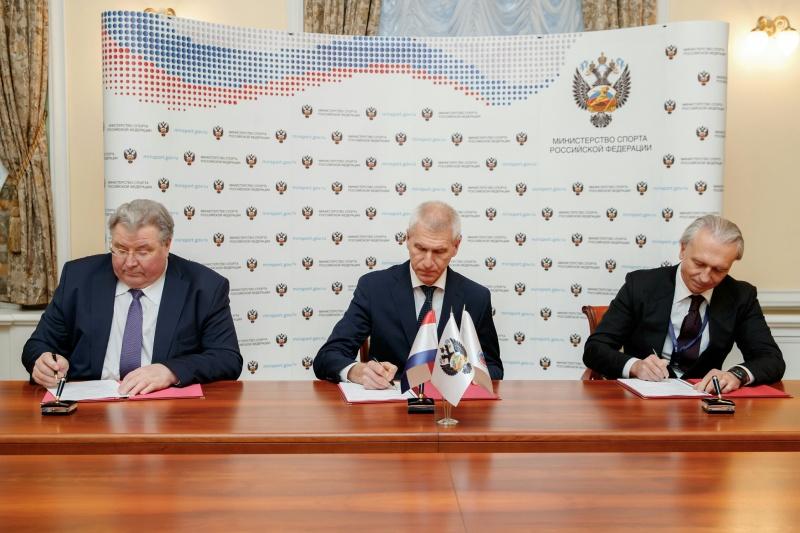 Глава республики Владимир Волков подписал соглашение о развитии футбола вместе с министром спорта России и президентом РФС