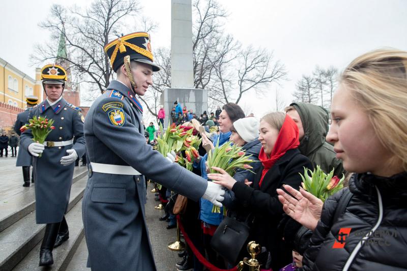 Военные поздравили женщин с 8 Марта