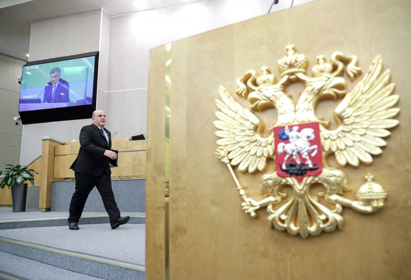 Премьер-министр России Михаил Мишустин движется к трибуне Госдумы