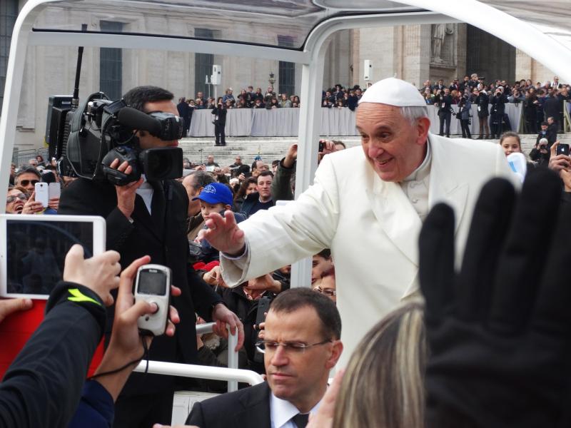 Папа Римский призвал молодежь наслаждаться жизнью, а не сидеть в соцсетях
