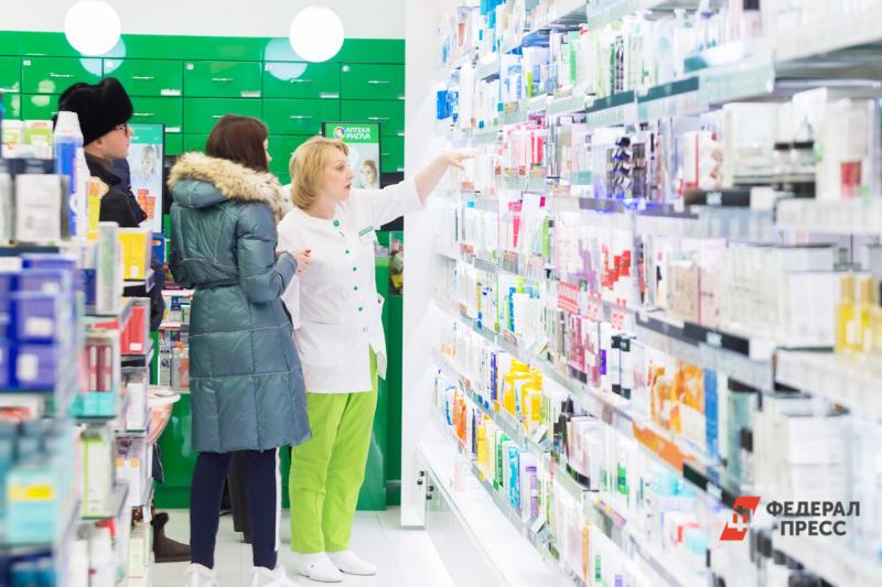 Фармацевт рассказывает покупательнице о препаратах