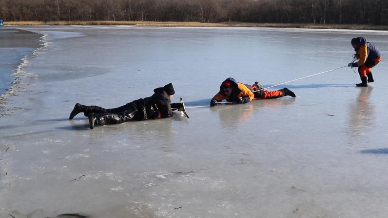 В Приморье с отколовшейся льдины спасли 16 человек
