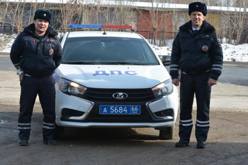 Свердловские инспекторы ГИБДД спасли жизнь ребенку.