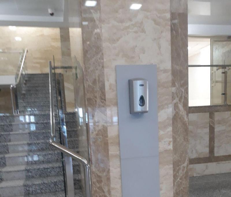 В холле алтайского парламента установили антисептик для мытья рук