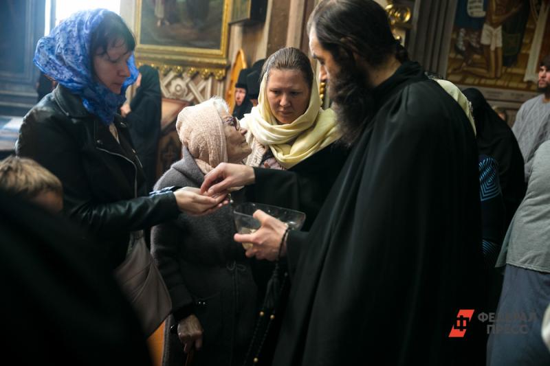 В Томске христианские церкви из-за коронавируса отменили рукопожатия и разливают воду в одноразовые стаканчики