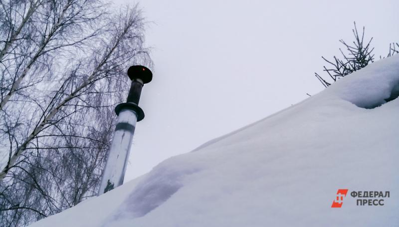 Дом барабинского пенсионера завалили снегом после жалоб на ветхую крышу
