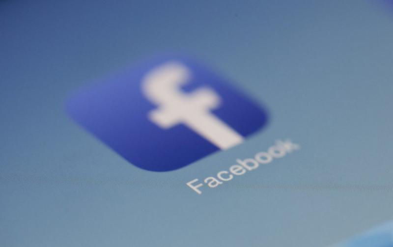 Facebook вводит запрет на рекламу медицинских масок