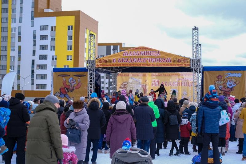 Жители Екатеринбурга съехались в Академический на празднование Масленицы