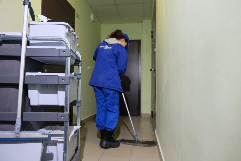 В Екатеринбурге обрабатывают жилые подъезды для профилактики коронавируса