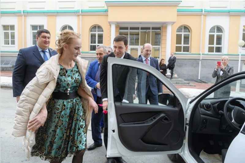 Свердловский губернатор подарил доярке новый автомобиль