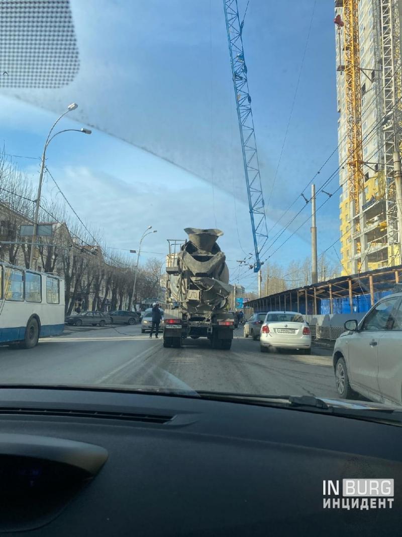 В Екатеринбурге перекрыли улицу из-за упавшей части крана