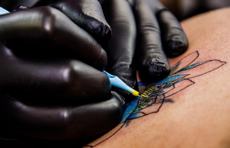 Косметолог рассказал о преимуществах татуировок синего и черного цвета