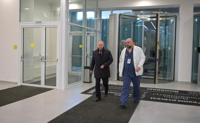 Путин посетил новую больницу для лечения пациентов с коронавирусом