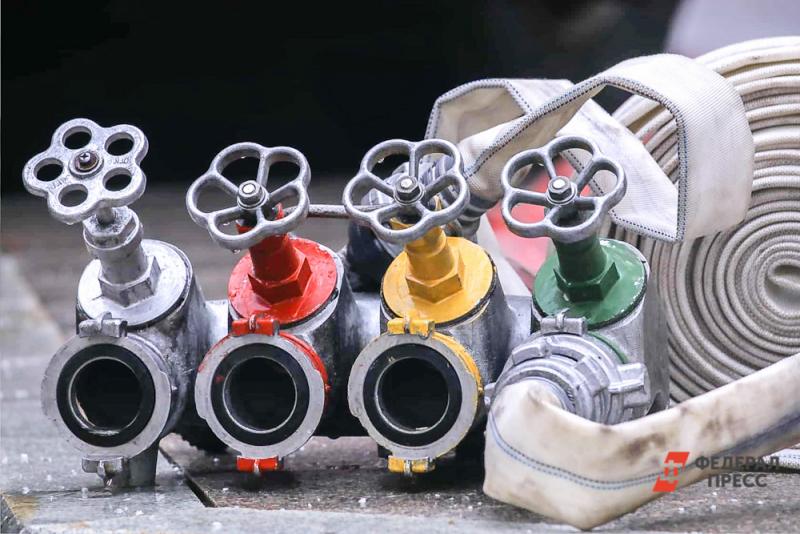 На месте пожара работают следователи