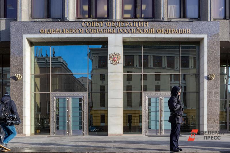 Сенаторы подчеркнули важность поправок в Конституцию на фоне падения рубля