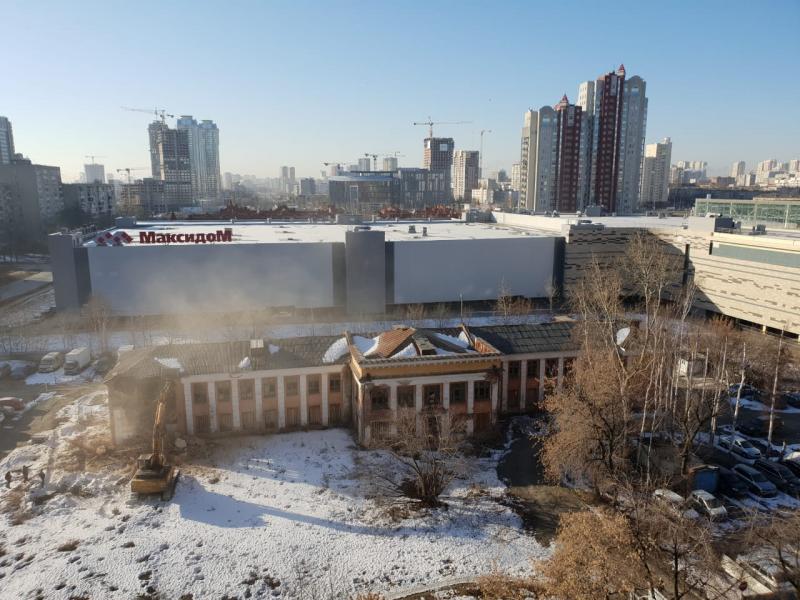 В Екатеринбурге сегодня начался снос заброшенной школы