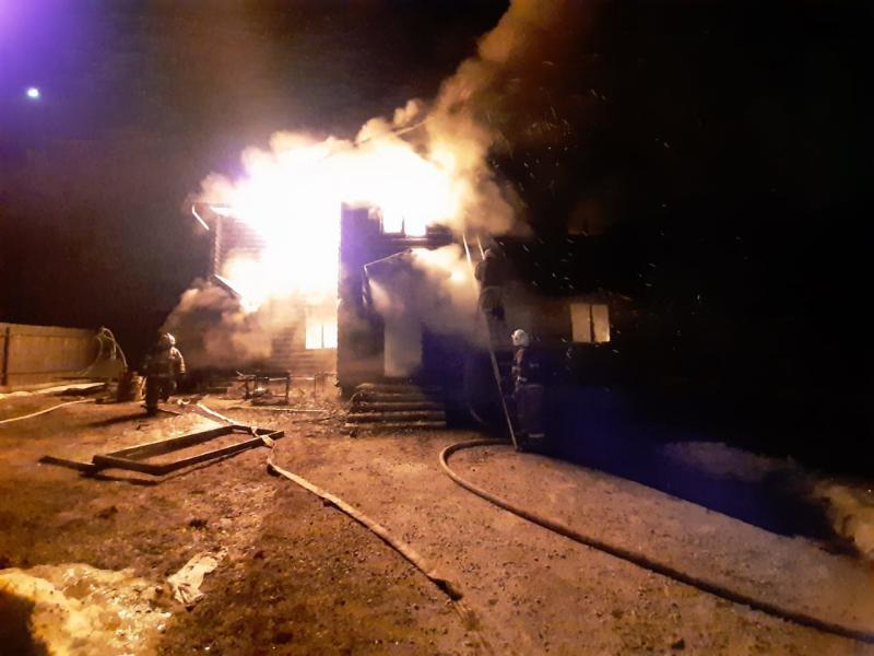 В Белоярском недалеко от Екатеринбурга сгорел коттедж