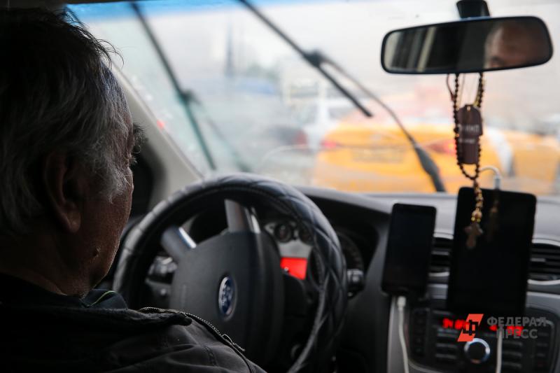 Шофер работает в одном из автопарков, подключенных к «Яндекс.Такси»