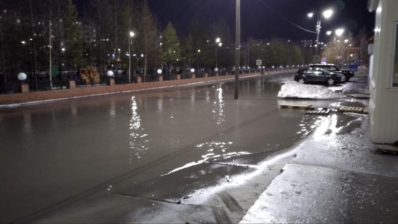 В Надыме бульвар Стрижова превратился в реку