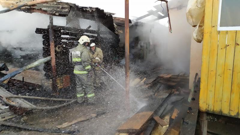 В Невьянске сгорели крыши двух жилых домов