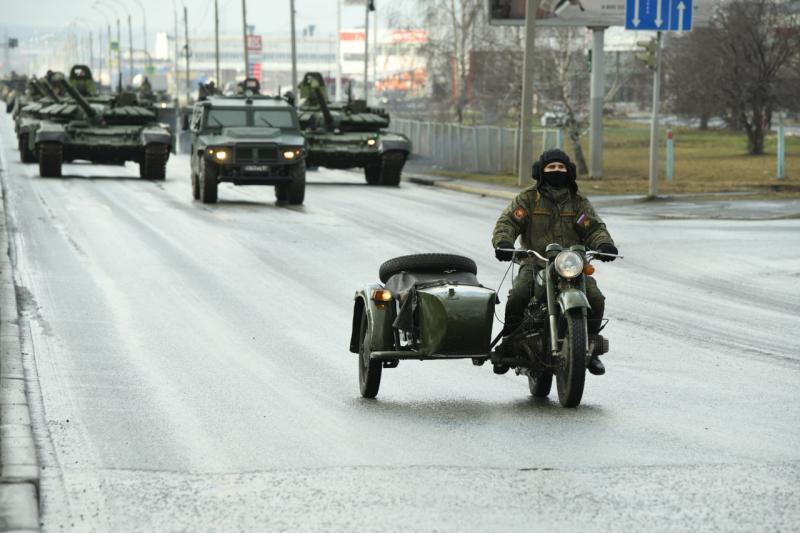 Военные ЦВО показали технику, которая пойдет по Екатеринбургу в парад Победы