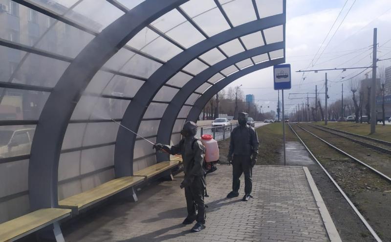В Екатеринбурге МЧС проводят дезинфекцию остановок в помощь коммунальщикам