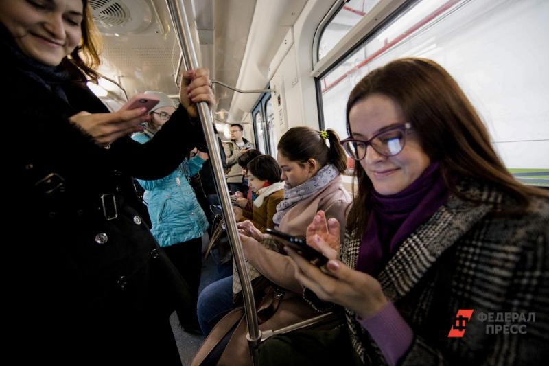 Девушка с телефоном в метро