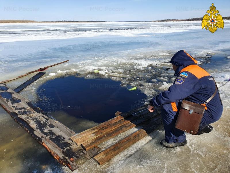 В Якутии автомобиль с детьми провалился под лед