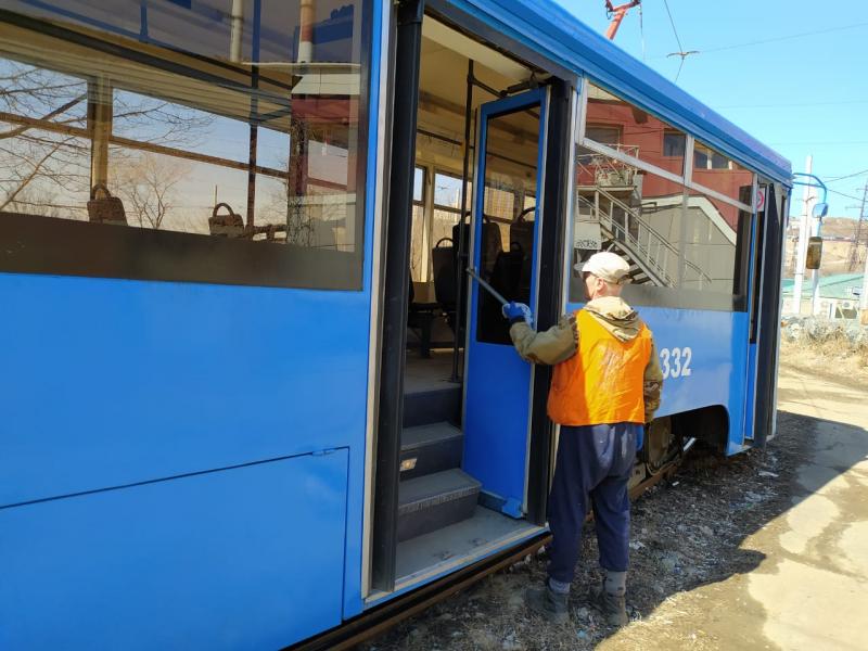 Московский трамвай сошел с рельсов во Владивостоке