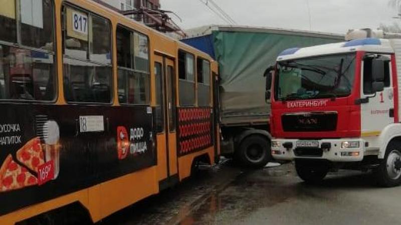 В Екатеринбурге трамвай протаранил грузовой автомобиль