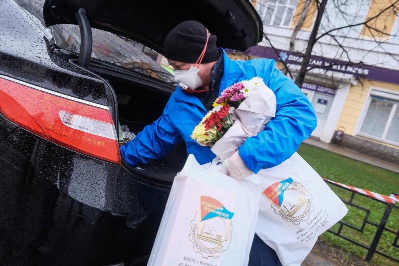 В Екатеринбурге профсоюзные активисты поздравили ветеранов