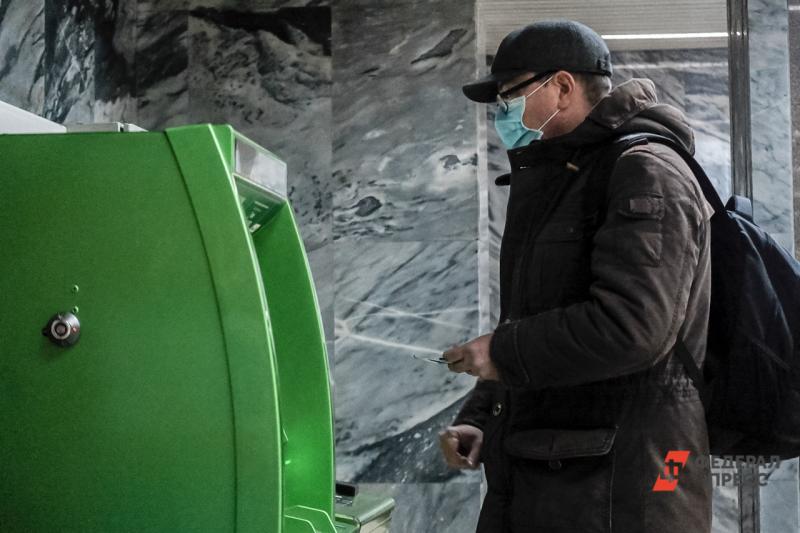 Свердловская полиция возбудила дело против взорвавшего банкомат грабителя в маске