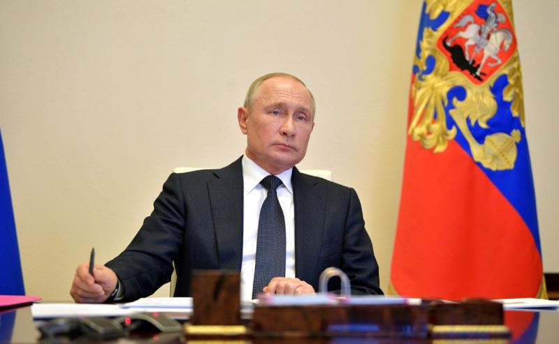 Путин обратился к россияном с призывом беречь родных