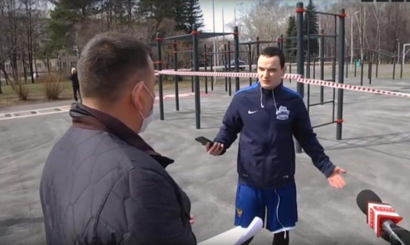 Мэр Новокузнецка (стоит спиной) стал героем пародии после публикации видео с ругающимся спортсменом