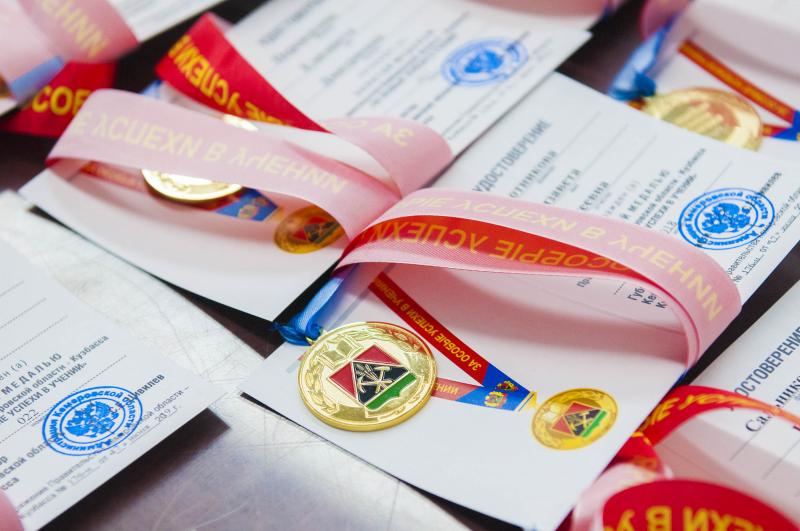 Вместо медали «За особые успехи в учении» школьники получат знак «Отличник Кузбасса»