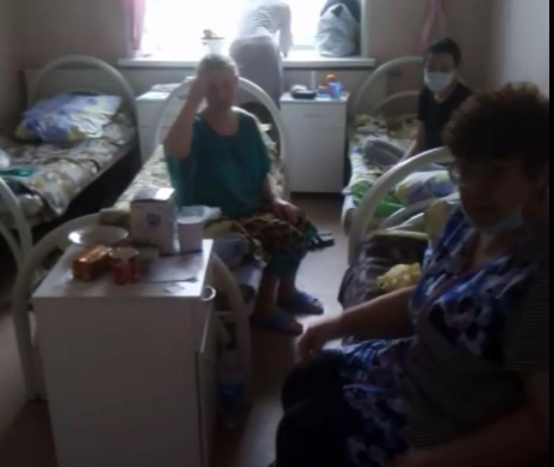 Медики просили соседок по палате оказывать помощь заболевшей коронавирусом женщине